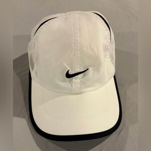 Nike Dr-fit Featherlight White and Black Performance running Cap
